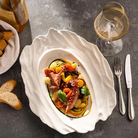 Aleksander Medical & מלון