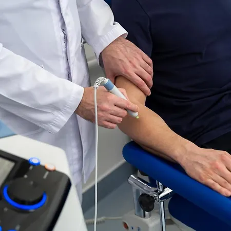 Aleksander Medical & מלון