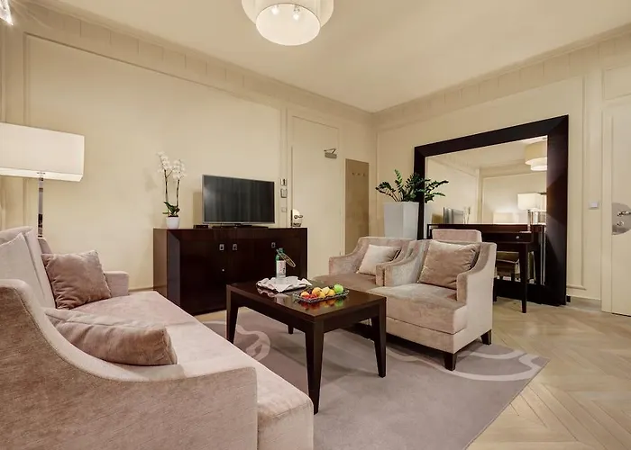 Aleksander Medical & מלון