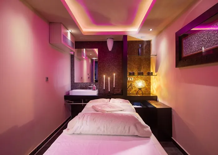 Aleksander Medical & מלון