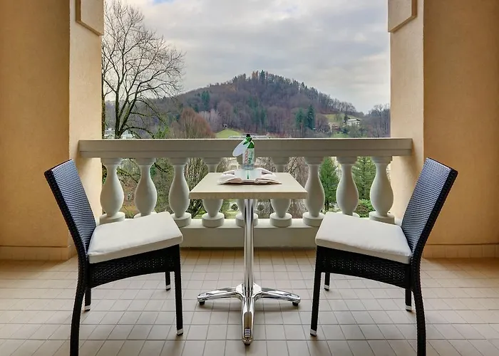 Aleksander Medical & מלון